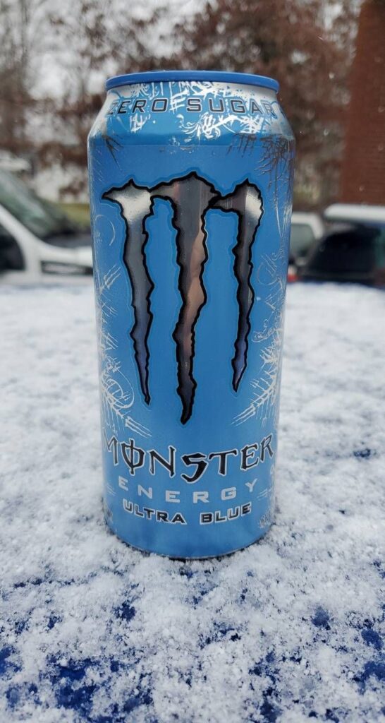 Immagine con monster energy ultra blue sulla neve