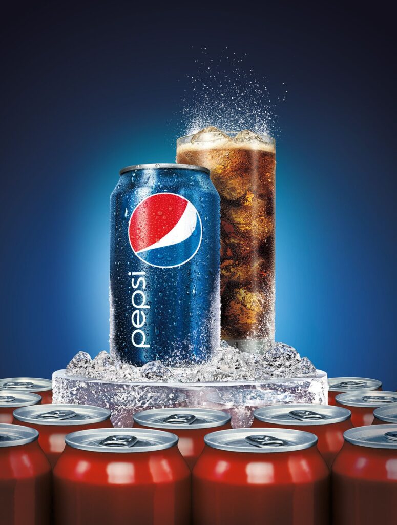 Immagine con lattina di Pepsi e un bicchiere con bevanda